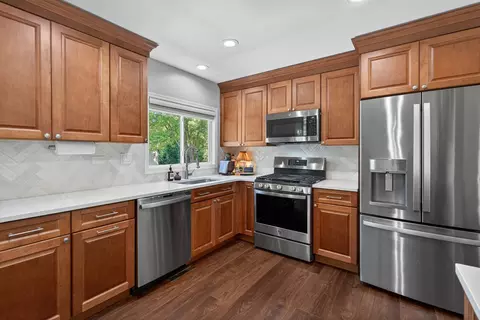 Kitchen - 1000 Timberwood Ln, Algonquin, IL 60102 photo 3 of 6