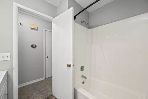 Bath - 109 Blackhawk Dr, Park View, IA 52748 photo 2 of 4