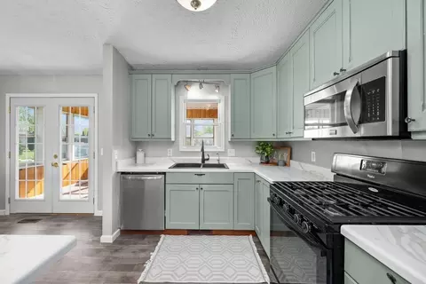 Kitchen - 109 Blackhawk Dr, Park View, IA 52748 photo 4 of 4
