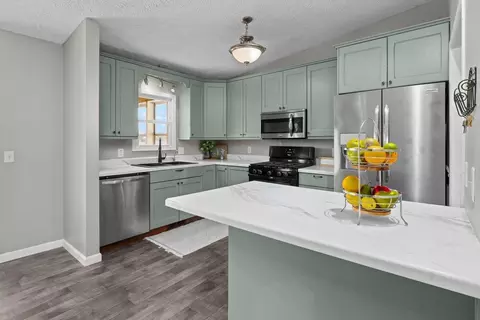 Kitchen - 109 Blackhawk Dr, Park View, IA 52748 photo 2 of 4