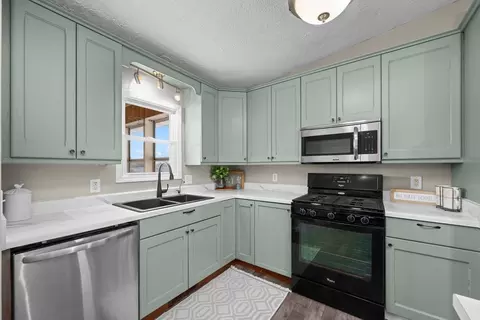 Kitchen - 109 Blackhawk Dr, Park View, IA 52748 photo 3 of 4