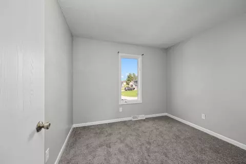 Bedroom - 109 Blackhawk Dr, Park View, IA 52748 photo 3 of 7