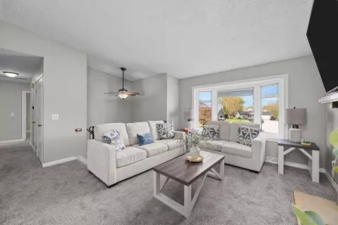 Living - 109 Blackhawk Dr, Park View, IA 52748 photo 2 of 3