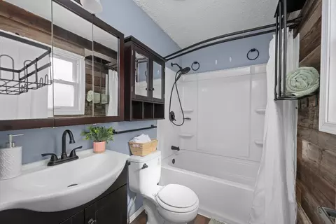 Bath - 109 Blackhawk Dr, Park View, IA 52748 photo 3 of 4