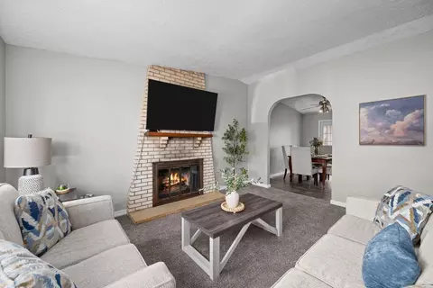 Living - 109 Blackhawk Dr, Park View, IA 52748 photo 3 of 3