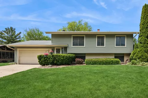 930 Camelot Dr, Crystal Lake, IL 60014