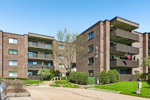 930 Taylor Dr #104, Gurnee, IL 60031