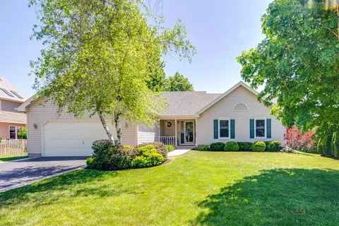 317 Wooded Knoll Dr, Cary, IL 60013