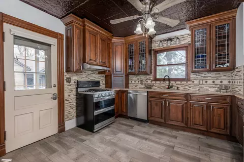 Kitchen - 401 E Prospect Ave, Ottawa, IL 61350 photo 2 of 2