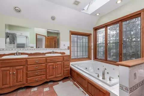 Bath - 401 E Prospect Ave, Ottawa, IL 61350 photo 2 of 4