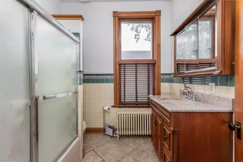 Bath - 401 E Prospect Ave, Ottawa, IL 61350 photo 1 of 4