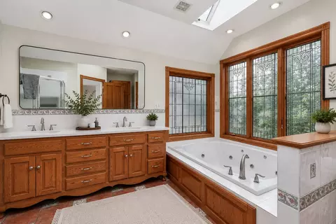 Bath - 401 E Prospect Ave, Ottawa, IL 61350 photo 3 of 4
