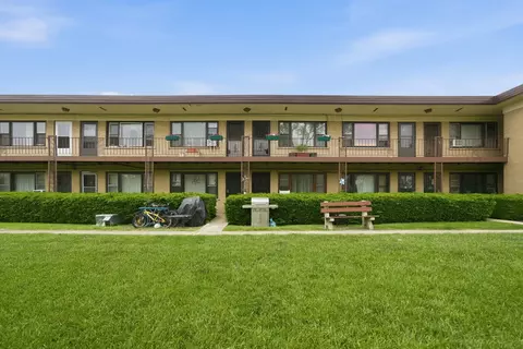 15 King Arthur Ct #7, Northlake, IL 60164