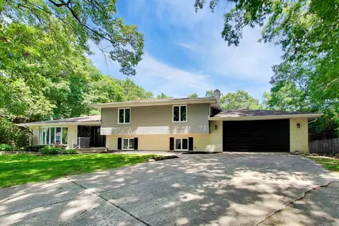 16 W250 93rd Pl, Burr Ridge, IL 60527