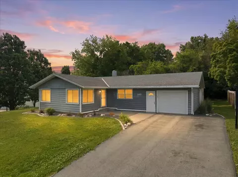 203 Highview Dr, Eureka, IL 61530