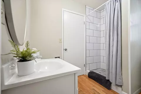 Bath - 203 Highview Dr, Eureka, IL 61530 photo 2 of 3