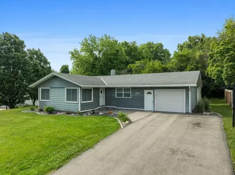 Exterior - 203 Highview Dr, Eureka, IL 61530 photo 2 of 9