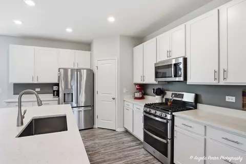 Kitchen - 6828 Galway Dr, Mchenry, IL 60050 photo 2 of 4