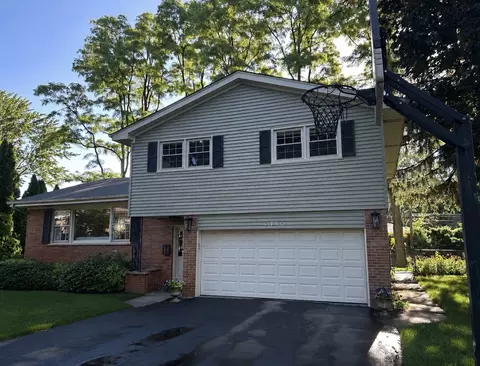 2110 E Fremont Ct, Arlington Heights, IL 60004