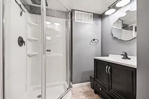 Bath - 2314 Webster Ave, Joliet, IL 60436 photo 3 of 3