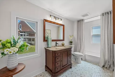 Bath - 236 Short St, East Dundee, IL 60118 photo 1 of 1