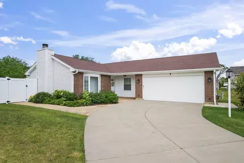 7 Greystone Ct, Streamwood, IL 60107