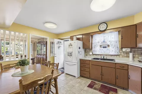 Kitchen - 1920 Koehler Dr, Des Plaines, IL 60018 photo 5 of 8