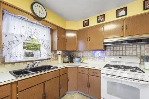 Kitchen - 1920 Koehler Dr, Des Plaines, IL 60018 photo 4 of 8