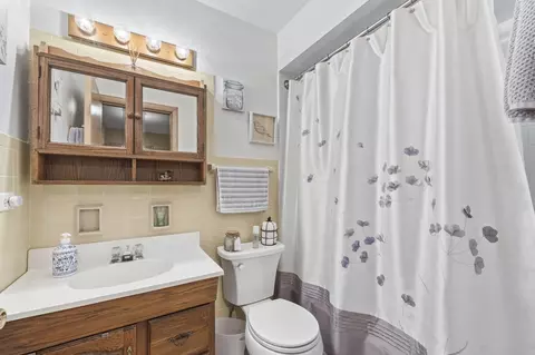 Bath - 1920 Koehler Dr, Des Plaines, IL 60018 photo 2 of 3