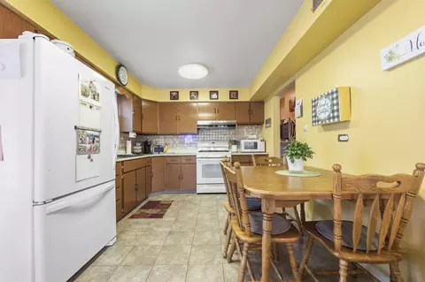 Kitchen - 1920 Koehler Dr, Des Plaines, IL 60018 photo 1 of 8