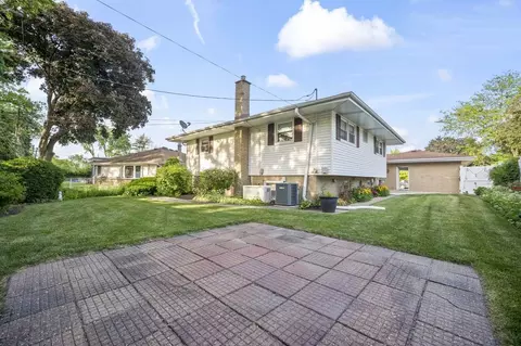 Exterior - 1920 Koehler Dr, Des Plaines, IL 60018 photo 3 of 7