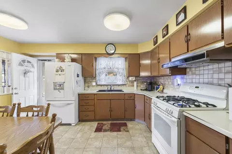Kitchen - 1920 Koehler Dr, Des Plaines, IL 60018 photo 6 of 8