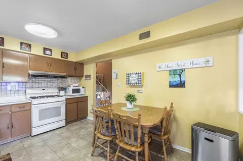 Kitchen - 1920 Koehler Dr, Des Plaines, IL 60018 photo 2 of 8