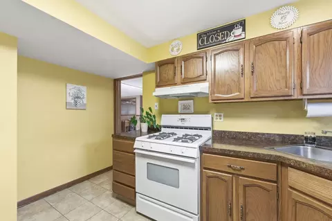 Kitchen - 1920 Koehler Dr, Des Plaines, IL 60018 photo 8 of 8