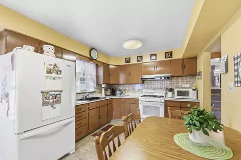 Kitchen - 1920 Koehler Dr, Des Plaines, IL 60018 photo 3 of 8