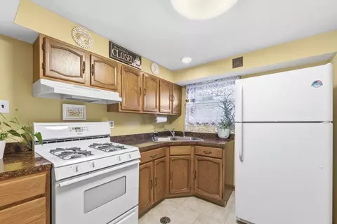 Kitchen - 1920 Koehler Dr, Des Plaines, IL 60018 photo 7 of 8