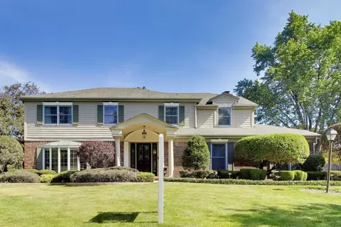 1310 W Hampton Pl, Palatine, IL 60067