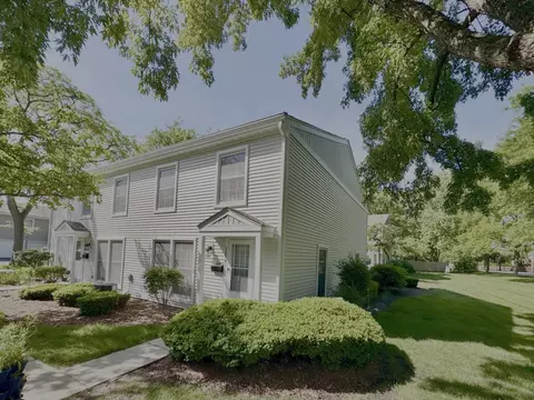 1674 Williamsburg Ct #D, Wheaton, IL 60189