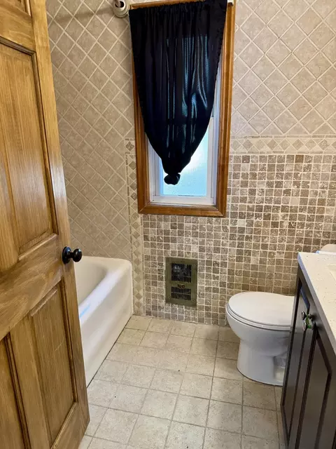 Bath - 602 S 9th St, Clinton, IA 52732 photo 3 of 3