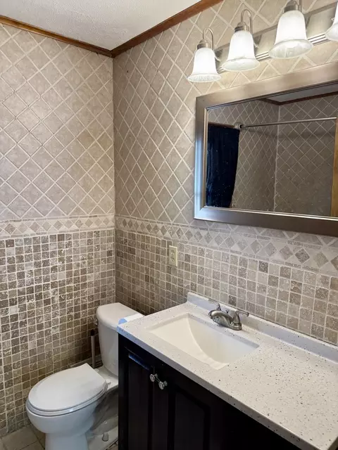 Bath - 602 S 9th St, Clinton, IA 52732 photo 2 of 3