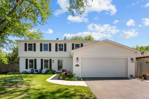 621 Nordic Ct, Libertyville, IL 60048