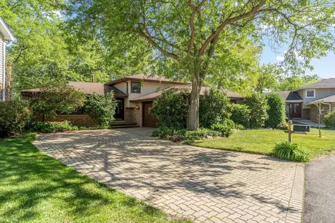 1093 Poplar Ct, Lake Zurich, IL 60047