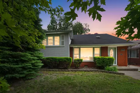 4821 W 105th St, Oak Lawn, IL 60453