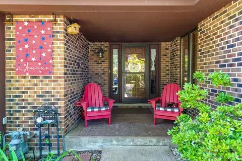 Exterior - 845 Brian Ct, Gurnee, IL 60031 photo 2 of 8