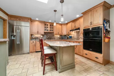 Kitchen - 845 Brian Ct, Gurnee, IL 60031 photo 4 of 4