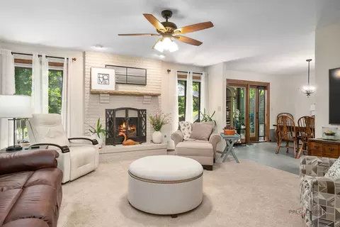 Living - 845 Brian Ct, Gurnee, IL 60031 photo 1 of 2