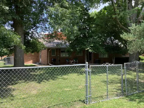 Exterior - 425 Crestmore Ave, Mattoon, IL 61938 photo 2 of 4