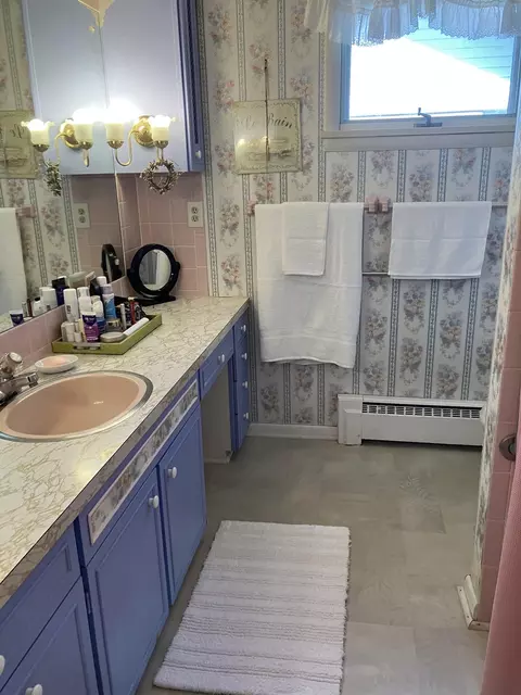 Bath - 425 Crestmore Ave, Mattoon, IL 61938 photo 3 of 4