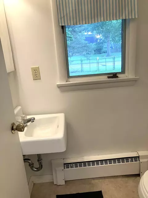 Bath - 425 Crestmore Ave, Mattoon, IL 61938 photo 1 of 4