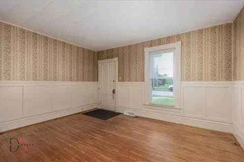 Living - 520522 E Main St, Ottawa, IL 61350 photo 2 of 6